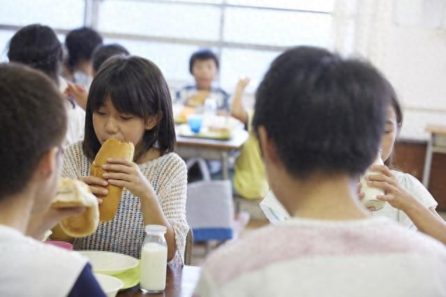 调皮的同桌如何教孩子处理K8凯发登录孩子上学遇到