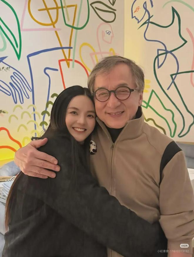 滑女徒弟曝光慈祥爷爷揽孙女合照画面温馨凯发k8娱乐唯一成龙71岁生日90后白